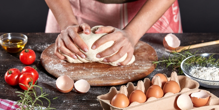 Produktplatzierung von Eierkartons und Pizzateig