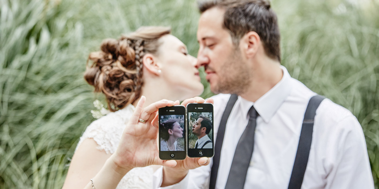Brautpaar beim Kuss – Hochzeitsfotografie Frankfurt Brautpaar beim Kuss mit Smartphones – Hochzeitsfotografie Frankfurt